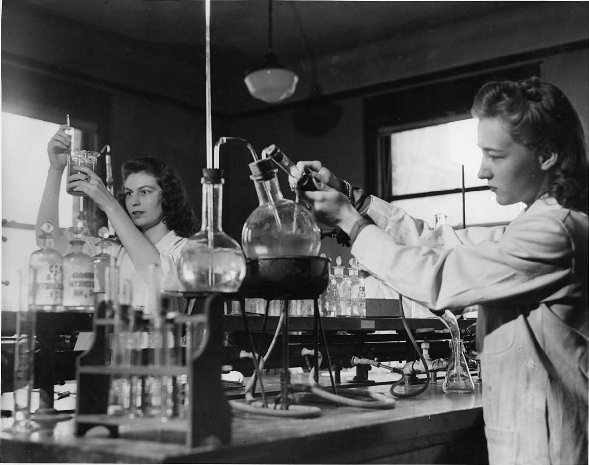 Students-in-Lab.Chemistry1944